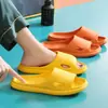 Pantuflas de baño versátiles y portátiles para viajes y uso en casa, cómodas para bañarse, sandalias ligeras populares para mujeres y niñas en dormitorios