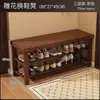 Zapatero con banco integrado, adecuado para uso doméstico, entrada o pasillo; un diseño simple de varios niveles para apartamentos de alquiler, que proporciona un lugar conveniente para sentarse y guardar zapatos