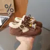 Sandalias Retro Birkenstock para Niñas Estilo Chino Nuevo Otoño/Invierno 2025 Nuevas Versátiles Borla Suela Suave sin Cierre Piel Perezosa Populares Pantuflas de Algodón