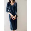 Vestido Novo de Gola V Outono/Inverno 2026, Vestido Suéter de Tricô Solto Acima do Joelho, Vestido Longo para Usar Sob um Casaco, Vestido Suéter