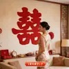Decoración de Atmósfera de Lujo para Dormitorio Habitación de Boda Set de Boda Arreglo Creativo para el Nuevo Hogar de los Novios Pared de Fondo junto a la Cama