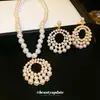 Estilo Nuevo Europeo y Americano Set de Collar y Pendientes de Perla Redonda Hueca con Aguja de Plata Moda Diseño de Nicho Sentido Accesorios Simples para Mujeres
