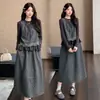 Novas roupas de maternidade para outono e inverno: um vestido colete de bolinhas para usar por cima, combinado com um conjunto de duas peças com detalhes em renda e design de amarrar para cobrir e dar suporte à barriga