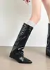 Botas de cavaleiro com bico fino e fivela 2026 botas femininas com salto grosso, botas longas de cano alto, novo estilo, tecido modelador