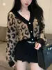 Nuevo Cárdigan de Punto con Estampado de Leopardo Imitación Terciopelo de Visón Otoño e Invierno 2025 para Mujer, Suave y Versátil, Chaqueta Suéter Corta de Alta Gama