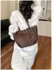 Bolso cubo de un solo hombro calado estilo coreano para mujer, nuevo modelo de verano 2026, bolso tote tejido dos en uno para vacaciones y viajes