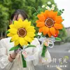 Un ramo de girasoles tejido a mano como regalo ceremonial para los exámenes de ingreso a la preparatoria y la universidad, adecuado para chicos y chicas de 18 años