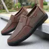 2026 Nuevos Zapatos de Malla Transpirable de Verano para Hombre Punta Redonda Simple Zapatos Casuales para Personas de Mediana Edad y Mayores Venta al por Mayor en Tienda Física Fuente de Artículos Más Vendidos