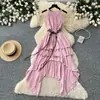 Vestido de alcinha estilo férias para mulheres, com barra amarela assimétrica, cintura marcada e design em A com detalhes de amarração, criando um visual estiloso e elegante.