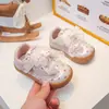 Zapatillas de Entrenamiento Alemanas con Encaje para Bebé Estilo Nuevo Primavera/Otoño 2026 Versátiles para Niñas Pequeñas Zapatos Forrest Gump Zapatos Casuales de Tabla Zapatos Deportivos para Niños Pequeños