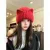 2026 Nuevo Sombrero de Lana para Mujer Orejas de Gato Lindas Sombrero de Punto Rojo Otoño Invierno Cálido Protección para los Oídos Adelgazamiento Facial Sombrero para el Frío