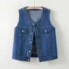 Foto real de un chaleco de mezclilla retro, de corte holgado para mujer, una chaqueta corta sin mangas, perfecta para figuras petite, versátil y fácil de combinar, con cuello redondo y forro de algodón