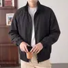 Chamarra bomber Cleanfit desestructurada con cuello alto para hombre, chaqueta corta estilo béisbol americano con silueta de hombro estructurada, chaqueta de trabajo
