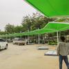 Diseño e instalación de una marquesina de color residencial con estructura de membrana de acero para carga de vehículos eléctricos, cubierta parasol con membrana tensada para exteriores.