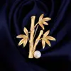 Broche de Lujo Ligero Retro Oro Cepillado Mate Perla de Agua Dulce Lirio Calla Mariposa con un Toque de Alta Gama y Diseño Exquisito, con Bambú para la Buena Fortuna