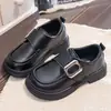Zapatos de piel de rendimiento para niños 2025 otoño zapatos sencillos para niñas estilo británico zapatos de rendimiento para niños mocasines elegantes con suelas blandas