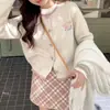 Novo modelo estilo coreano para o início da primavera, fio mesclado, color-blocking, gola redonda, cardigã de tricô de abotoamento simples com bordado, jaqueta cardigã de estilo jovem para mulheres