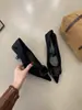 2026 Nuevo Estilo Punta Fina Tacón de Aguja Punta Fina Francesa Hebilla de Terciopelo Zapatos de Moda para Mujer para el Trabajo