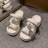 Sandalias de tiras para mujer, increíblemente hermosas y etéreas, con cadena de mariposas de pedrería, para verano, de tacón alto, versátiles, antideslizantes, resistentes al agua, perfectas para vacaciones y favorecedoras para la piel.