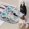 Zapatos deportivos para niños ligeros y elegantes, 2026 para niñas de malla transpirable versátiles de verano suela blanda nuevos zapatos de entrenamiento para niños