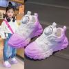 Sapatos Femininos Primavera e Outono 2023 Novo Couro Impermeável Tênis Infantil Médio e Grande Botão Giratório Infantil Meninas Torre Sapatos