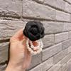 Broche de Flor de Perla de Moda Estilo Chanel para Otoño e Invierno con un Toque de Lujo Ligero, Versátil para Suéteres y Abrigos, en Stock