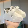 Tênis infantil, idades 1-3, com sola macia, com fechos de velcro, tênis esportivo para meninos, tênis branco, calçado para bebê aprender a andar, atacado do fabricante