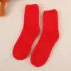 Fabricantes directos al por mayor calcetines de invierno nuevos de terciopelo de coral color liso sin lana calcetines para el suelo del hogar calcetines para dormir