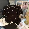 Camiseta de manga corta de punto de seda helada bordada con trébol de cuatro hojas, estilo Chanel, elegante, para el día a día, verano 2023
