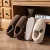 Pantuflas de algodón para el hogar con suela gruesa para mujer 2026 Otoño/Invierno Nuevo Estilo Interior Antideslizantes Con Felpa Adicional Sensación Cálida Como Nube Zapatos de Algodón que Cubren el Talón para Hombre