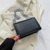 Bolso de hombro informal sencillo, nueva moda de otoño e invierno 2023, pequeño bolso cuadrado con cadena, bolso de mensajero retro de moda sencillo para mujer