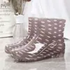Botas de chuva femininas da moda para uso externo, forradas com fleece, antiderrapantes, de cano curto, com sola macia, sola grossa, sola plana, corte baixo, resistentes ao desgaste, para o inverno