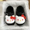 Zapatillas cerradas cálidas de otoño e invierno para mujer, bonitas zapatillas de algodón, antideslizantes, cómodas, nuevo modelo 2026, versátiles, diseño dulce de gatito de dibujos animados
