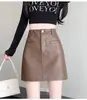 Falda de cuero marrón, nuevo estilo otoño e invierno para mujer, versátil falda corta de cuero PU de cintura alta adelgazante, falda de línea A que realza las caderas para figuras petite