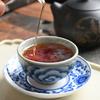 [8 años de rima cocida Menghai] sabor suave y resistente a la espuma económico Pastel de té cocido de árbol antiguo marrón Pu'er 357g