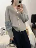 Estación Europea 2025 Primavera Nuevo Diseño de Costuras de Mezclilla Cardigan Tejido Holgado Suéter Chaqueta Versátil Moda Femenina