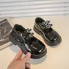 Sapatos de Couro para Meninas 2024 Nova Coleção Primavera e Outono Sapatos de Solado Macio para Meninas Pequenas, Sapatos de Performance para Crianças de Tamanho Médio e Grande, Sapatos Rasos Infantis Modernos