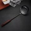 Acero inoxidable 304 mango de madera espátula cuchara traje de siete piezas para utensilios de cocina sartén espátula colador cuchara de olla venta al por mayor