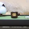Sándalo morado tallado divertido caricatura taza de café hecha a mano DIY accesorio para bolsa de teléfono colgante creativo de gato