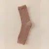 Meias de flanela coral para mulheres, comprimento médio da panturrilha, grossas e quentes para outono e inverno, adequadas para usar em casa, meias de chão, meias para dormir e cuidados pós-parto