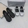 Nuevos zapatos para niñas mayores, colección primavera 2026, zapatos bajos de cuero estilo coreano en color plateado para niñas, zapatos de actuación y baile para niños