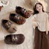 Zapatos Birkenstock para Niñas Mocasines Retro de Moda Otoño 2026 Nuevas Llegadas Zapatos Pequeños de Cuero con Suela Suave para Niños Zapatos Individuales para Niños Pequeños