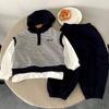 Terno para Meninos Primavera e Outono 2025 Novo Lindo e Charmoso Conjunto de Três Peças com Colete Tricotado para Crianças Roupas de Outono com Listras para Bebês