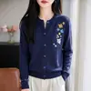 Cárdigan de punto bordado floral artístico para mujer, cuello redondo, de un solo botón, suéter bordado vintage, prenda exterior versátil de manga larga para ir al trabajo
