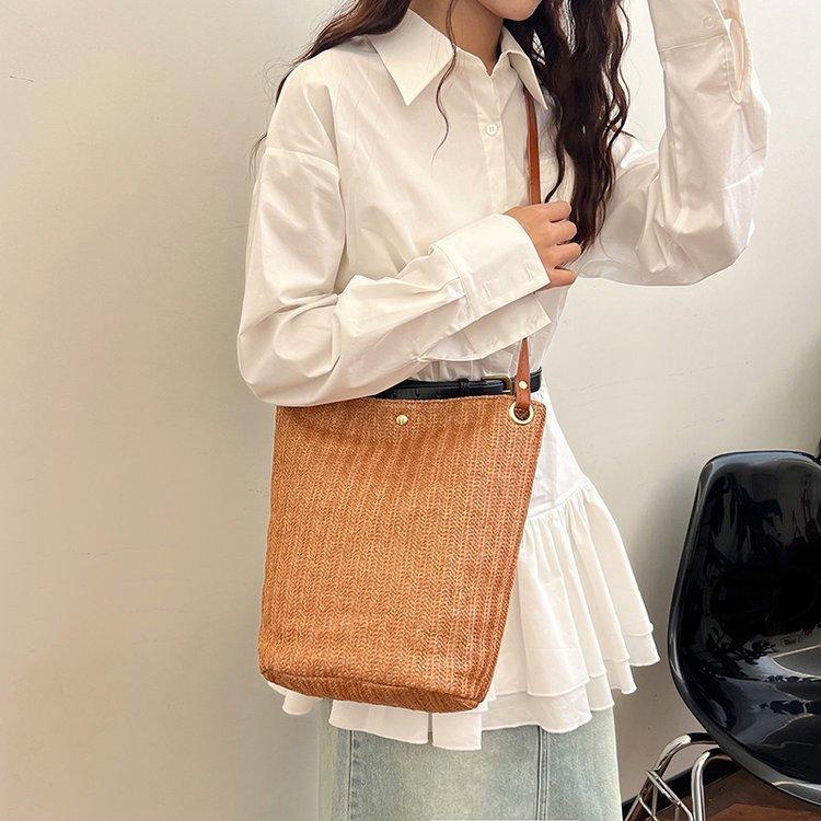 编织包女包新款潮2024夏草编简约百搭小清新水桶包个性单肩斜