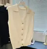 2026 Novo Estilo Coreano Gola V Luxo Leve Fivela de Metal Bordado de Letras Sem Mangas Slim Malha Cardigan Top para Mulheres Baixinhas