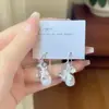 Pendientes de perlas elegantes estilo francés europeos y americanos, pendientes de nicho de alta gama para mujer, pendientes florales vintage, ganchos para la oreja