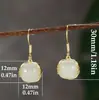 Brincos de Palácio Estilo Medieval Gota d'Água Fornecimento Transfronteiriço Brincos de Moda de Luxo Leve Brincos Antigos de Ouro Incrustados com Imitação de Jade Hetian