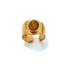 Anillo de acero inoxidable bañado en oro estilo europeo y americano con piedra ojo de tigre, una pieza de joyería lujosa y de alta gama con piedra ojo de tigre natural y acero de titanio, diseñado para ser duradero y resistente a la decoloración