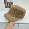 Chapéu Equestre Estilo Coreano Retrô Camurça Topo Plano Grande Circunferência da Cabeça Casual ao Ar Livre Versátil Afina o Rosto Insígnia de Metal Chapéu de Jovem